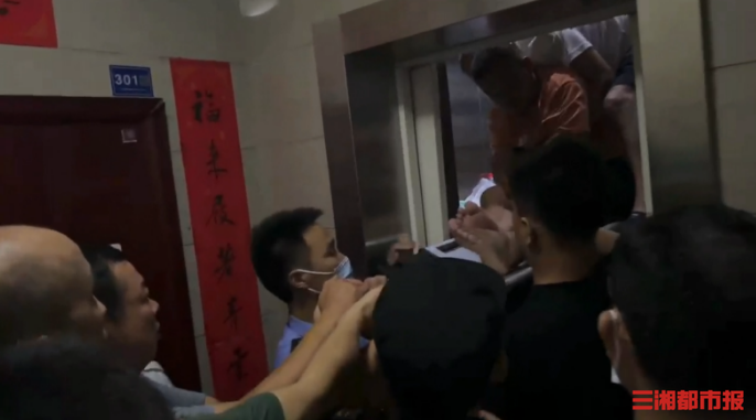 长沙一小区电梯突发故障急速坠落，3人被腾空抛落砸地受伤